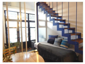 Moderno loft de dos pisos